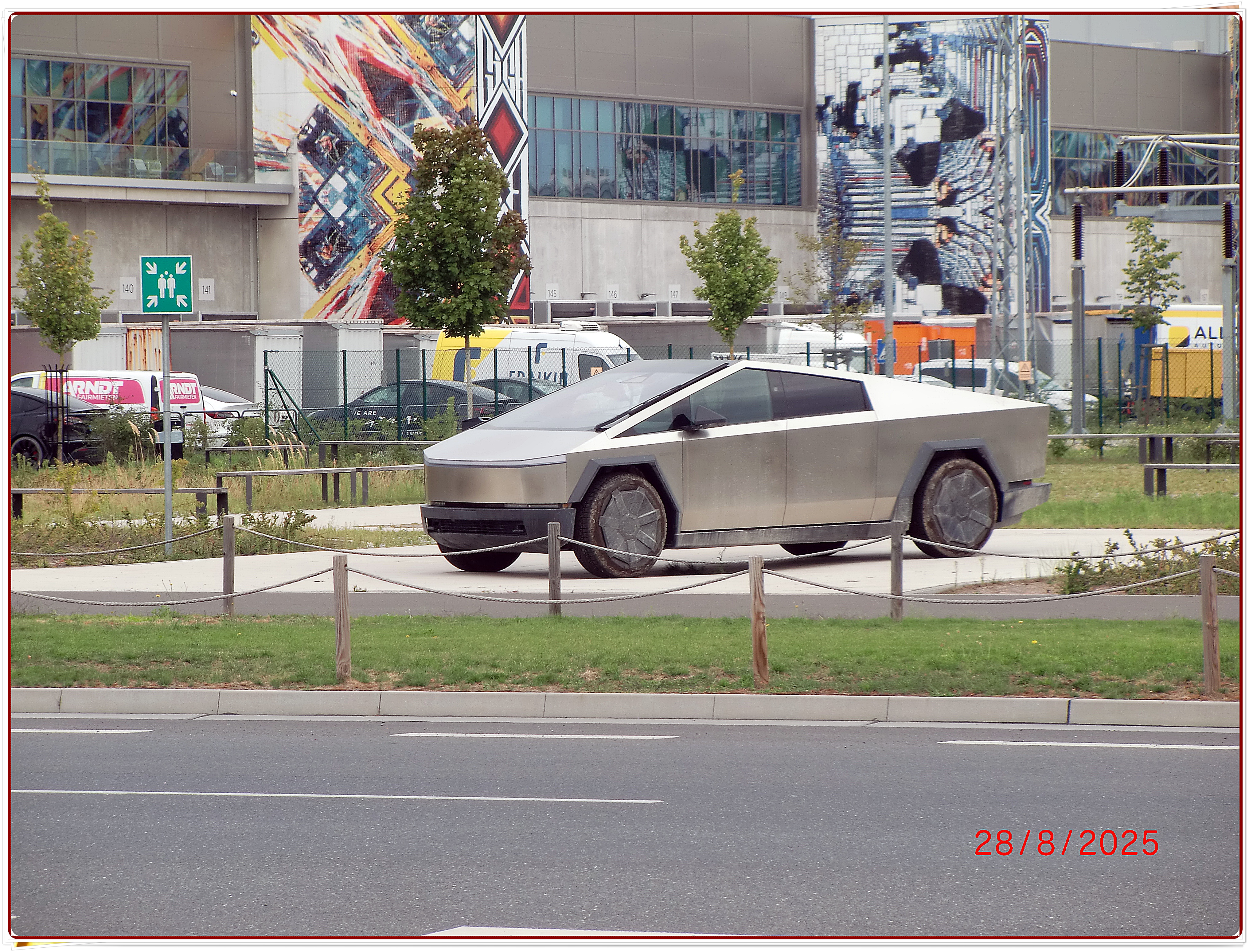 Cybertruck auf dem Werksgel�nde